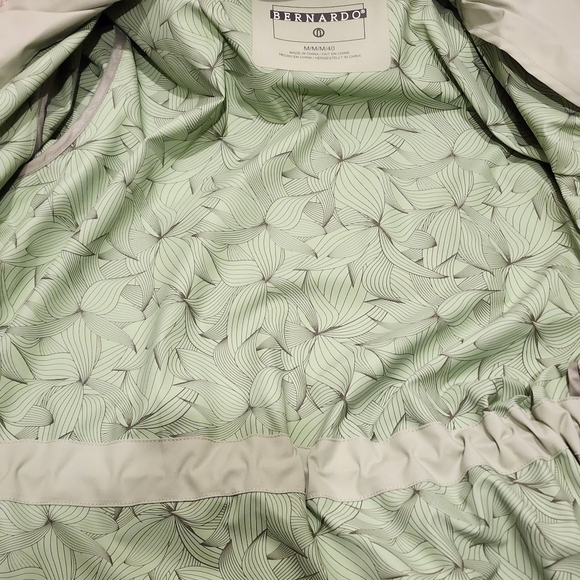 EUC Bernardo Water Resistant Rain Jacket Mint Green with Visor Hood Size M - Picture 5 of 7